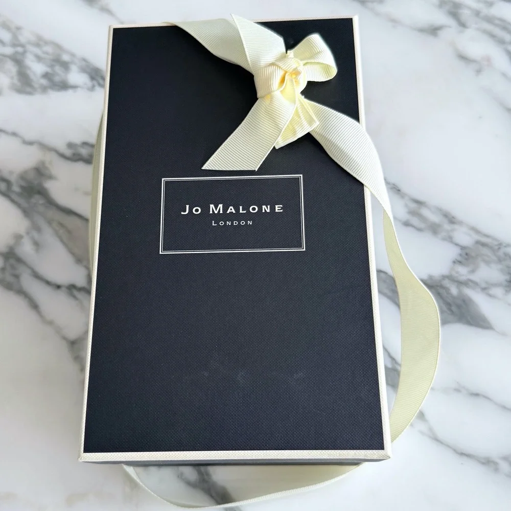 Jo Malone London Signature Gift Box with Ribbon and Tissue Paper Black Cream